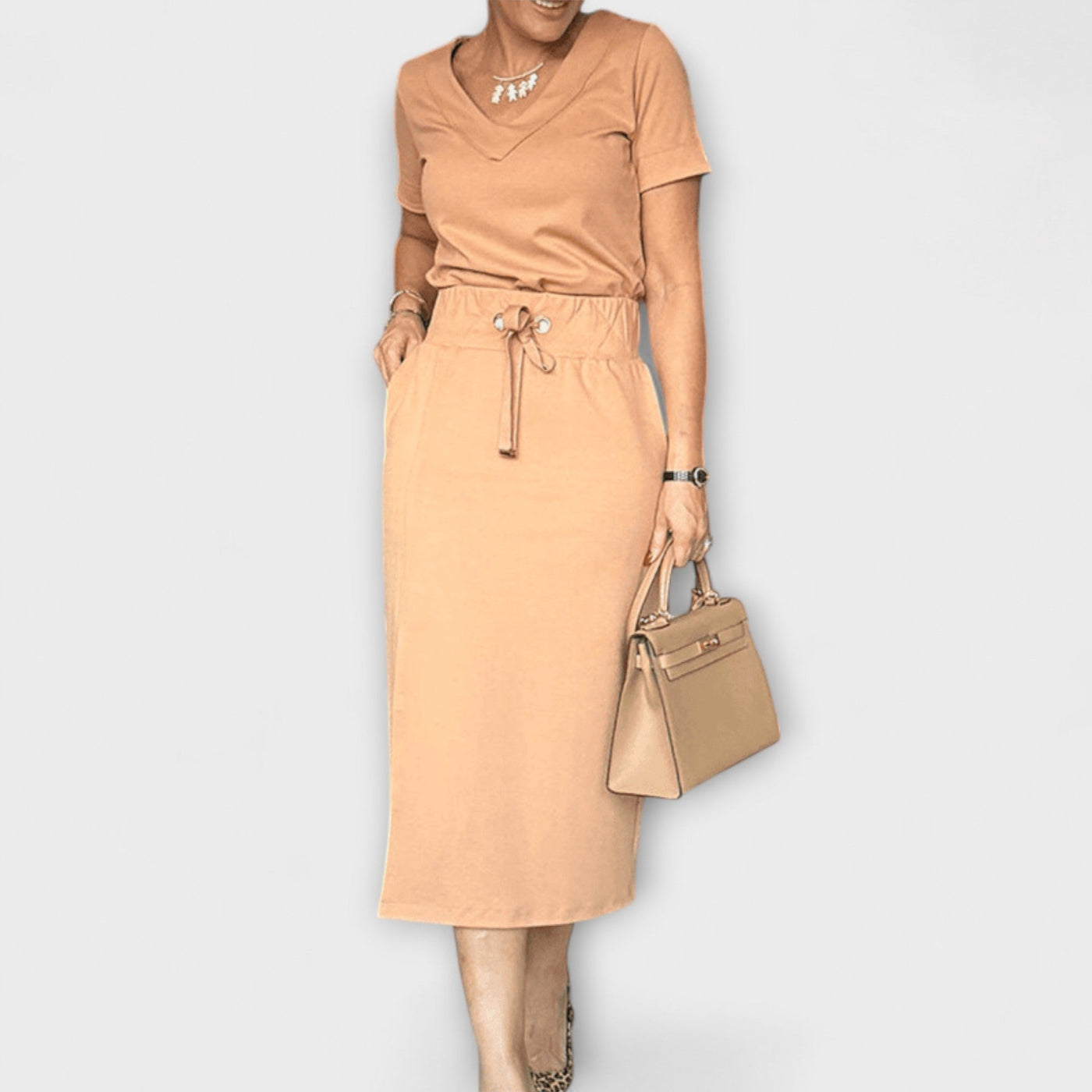 Danielle - Elegantný top s V-výstrihom a sukňou